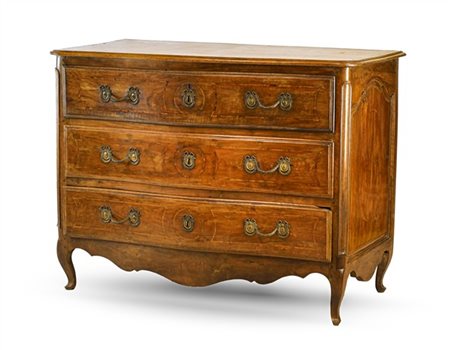 Cassettone in noce filettato con fronte mosso a tre cassetti e grembiale sagoma