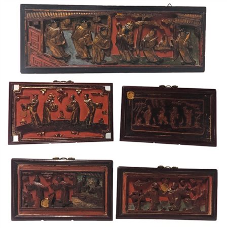 Lotto composto da cinque diversi pannelli in legno dipinto, laccato e dorato ra