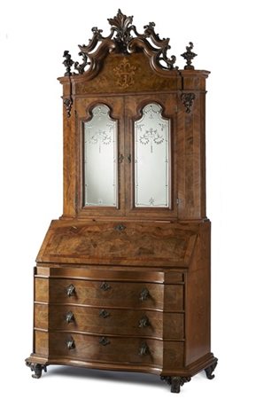 Trumeau di linea spezzata lastronato in noce e radica di noce, filettato in leg