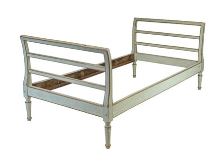 Letto singolo in legno laccato con profili dorati, testiera e pediera a giorno