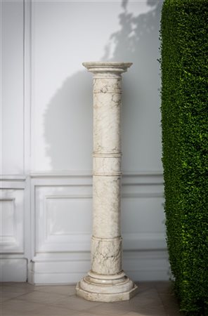 Colonna in marmo bianco con base ottagonale e piano circolare (cm 27X107x27) (d