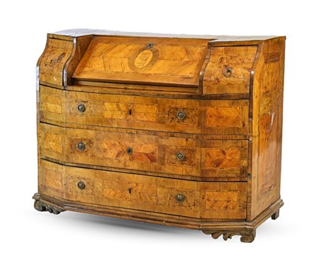 Ribalta lastronata in noce con filettature e riserve in radica, fronte mosso a