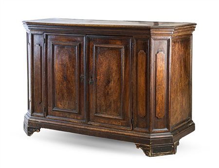 Credenza scantonata in noce a due sportelli pannellati e lesene con rilievi mis