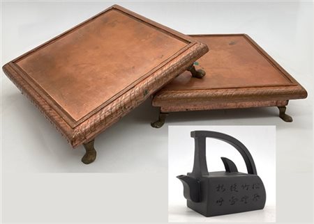 Lotto composto da due basi di forma quadrata rivestite in rame con piedi ferini