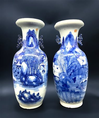 Coppia di vasi in porcellana dipinta in monocromia blu con decoro a paesaggi. C