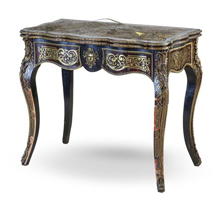 Tavolino da gioco in legno ebanizzato e intarsiato nei modi Boulle in ottone e