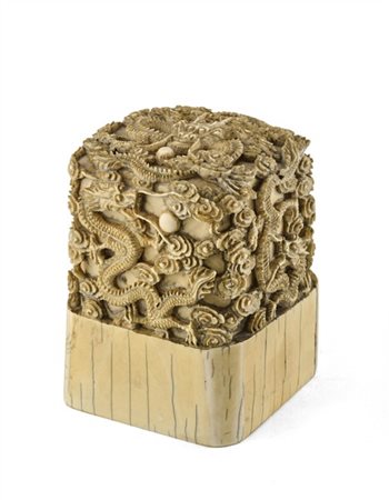 Sigillo in avorio finemente intagliato con draghi tra nuvole stilizzate
Cina, d