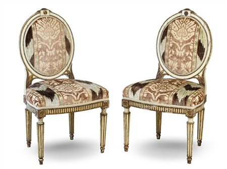 Coppia di sedie in legno intagliato, laccato e dorato con schienale a medaglion