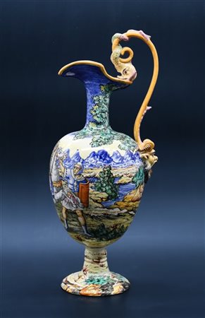 Manifattura di inizio secolo XX. Versatoio in maiolica policroma istoriata in s