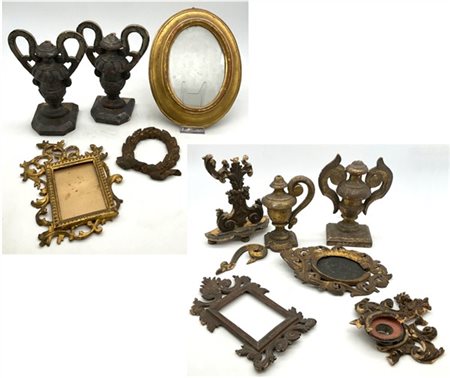 Due cartoni contenenti diversi portapalme in legno e altri materiali e fregi di