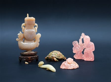 Lotto di sculture orientali in pietra dura composto da due gruppi in quarzo ros