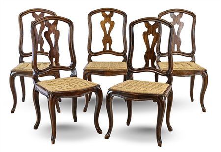 Gruppo di cinque sedie in noce con schienale sagomato a giorno centrato da cart
