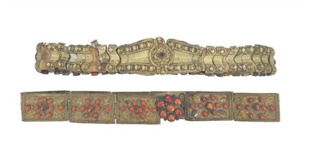 Lotto di due cinture ottomane in metallo inciso e applicazioni in pasta vitrea