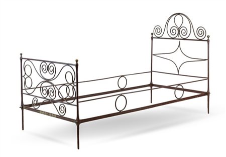 Letto a una piazza in ferro ritorto e dipinto con lumeggiature in oro, testiera