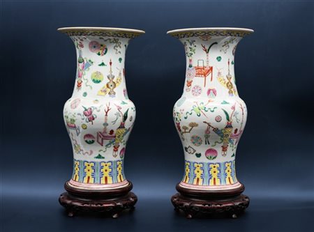 Coppia di vasi in porcellana policroma decorati con oggetti preziosi
Cina, dina