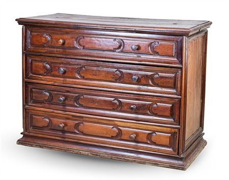 Cassettone in legno tinto mogano, fronte a tre cassetti, un finto cassetto e pi