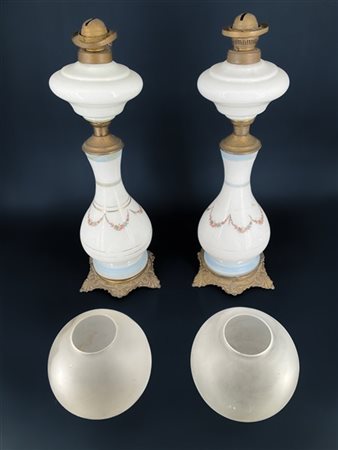 Tre cartoni contenenti numerosi oggetti in legno, ceramica e altri materiali di