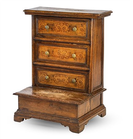 Inginocchiatoio in legni vari con fronte a tre cassetti decorati da intarsi a v