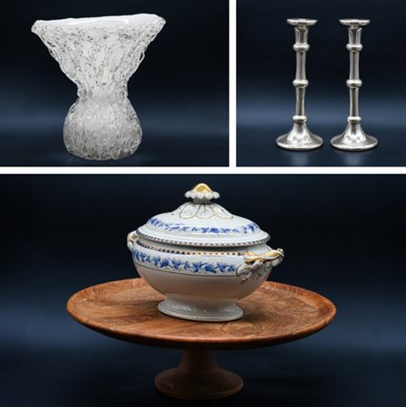 Lotto composto da coppia di candelieri in peltro argentato (h cm 42), una zuppi