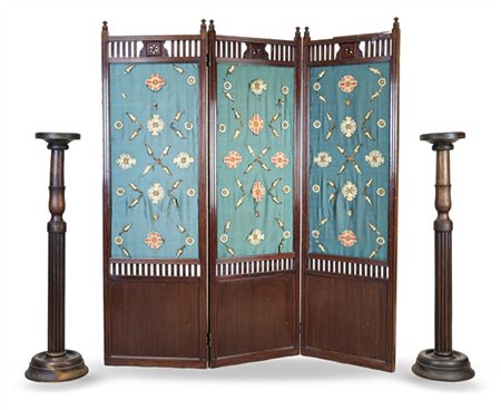 Lotto composto da un paravento a tre ante in mogano con fasce traforate e a lis