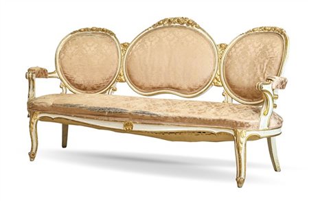 Divano in legno intagliato, laccato e dorato con schienale tripartito a medagli