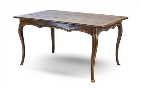 Tavolo in noce con gambe mosse e fasce scanalate, piano rettangolare con angoli