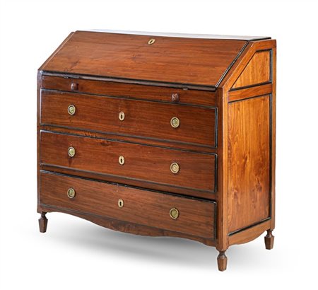 Ribalta in ciliegio con profili ebanizzati a tre cassetti sul fronte con calato