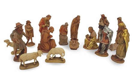 Presepe in legno intagliato e parzialmente dipinto composto da sedici elementi