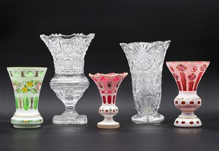 Lotto composto da tre bicchieri in vetro doppio molato e dipinto in policromia