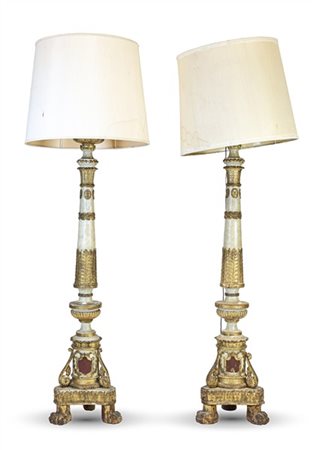 Coppia di grandi portaceri tripodi in legno intagliato, laccato e dorato con de