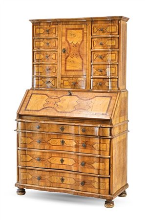 Trumeau lastronato in noce e filettato a motivi geometrici in legni vari. Parte