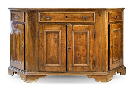 Credenza scantonata in noce a quattro sportelli pannellati e tre cassetti sotto