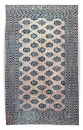 Tappeto Boukhara, Pakistan, secolo XX. Decoro con file di Boteh su campo rosa (