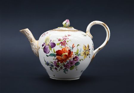 Manifattura di Meissen, secolo XIX. Teiera in porcellana di forma globulare dip