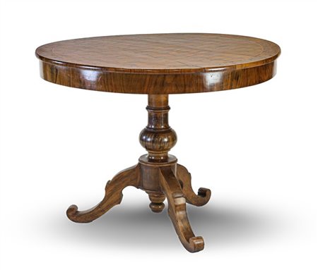 Tavolo con piano circolare lastronato e intarsiato a marquetterie in legni vari