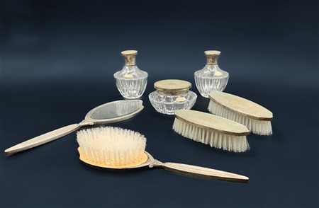 Set da toilette in argento e vetro molato composto da tre diverse spazzole, uno