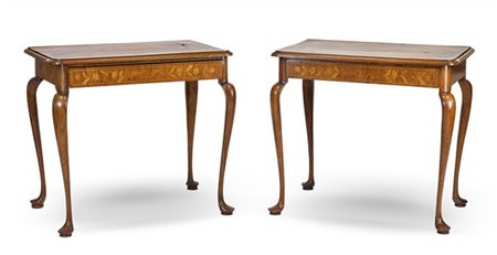 Coppia di tavoli da parete in legni di varie essenze con piano intarsiato e fil