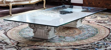 Tavolo da salotto con piano rettangolare in vetro e doppio sostegno a capitello