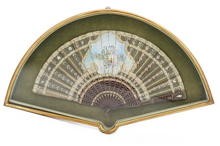 Ventaglio con pagina decorata da paillettes e riserva dipinta con scena galante