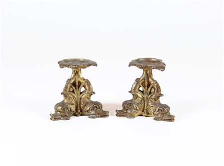 Coppia di candelieri in bronzo dorato in con sostegno tripode a forma di delfin