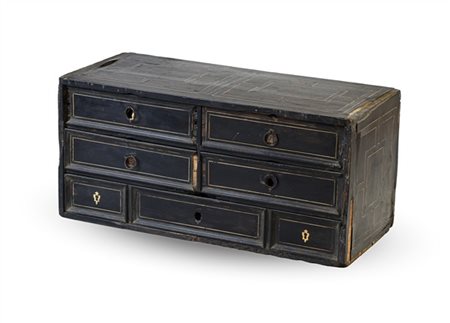 Piccolo monetiere lastronato in legno ebanizzato e filettato in osso, fronte a