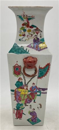 Vaso in porcellana Famiglia Rosa di forma quadrangolare con decoro a figre orie