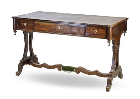 Scrivania da centro impiallacciata in palissandro con tre cassetti nella fascia