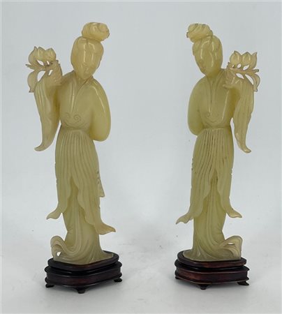 Coppia di Guanyin in giadeite. Cina, dinastia Qing (1644-1911) secolo XIX-XX. I