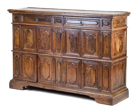 Credenza in noce e legni vari a otto sportelli e due cassetti sottopiano con pa