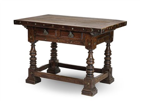 Tavolo in noce e legni vari con due cassetti nella fascia, gambe tornite e racc