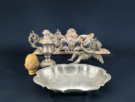 Cartone contenente diversi oggetti tra cui fregi e peltri di usi, epoche e deco