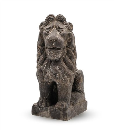 Scultore del secolo XX. Leone assiso in pietra scolpita (h cm 38,5) (difetti)