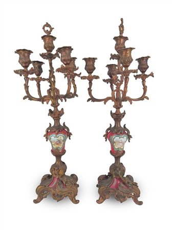 Coppia di candelabri a cinque fiamme in metallo dorato con bracci a voluta e so