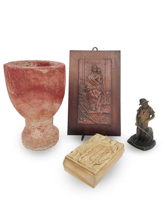 Lotto composto da una figuretta di pastorello in bronzo (h cm 15,5), una placca